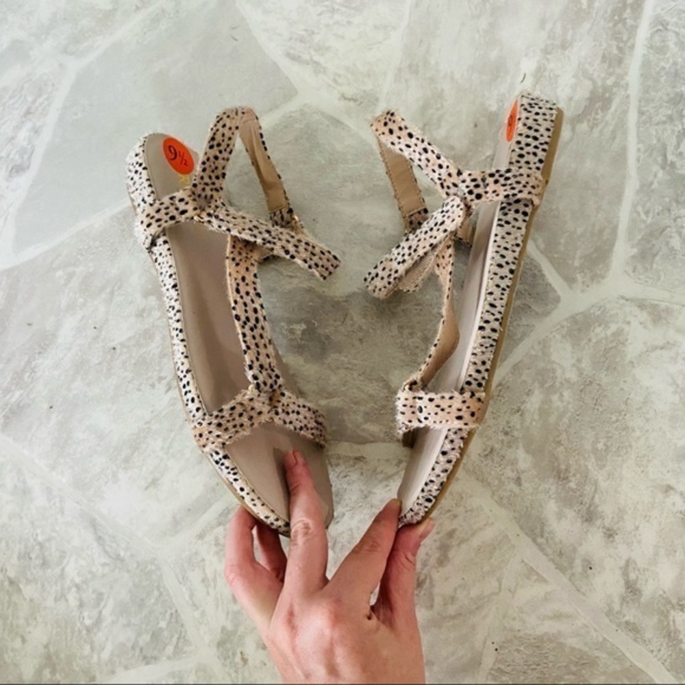NWOT RESTRICTED 90 style Strappy open toe Leopard calf hair sandals size 9.5